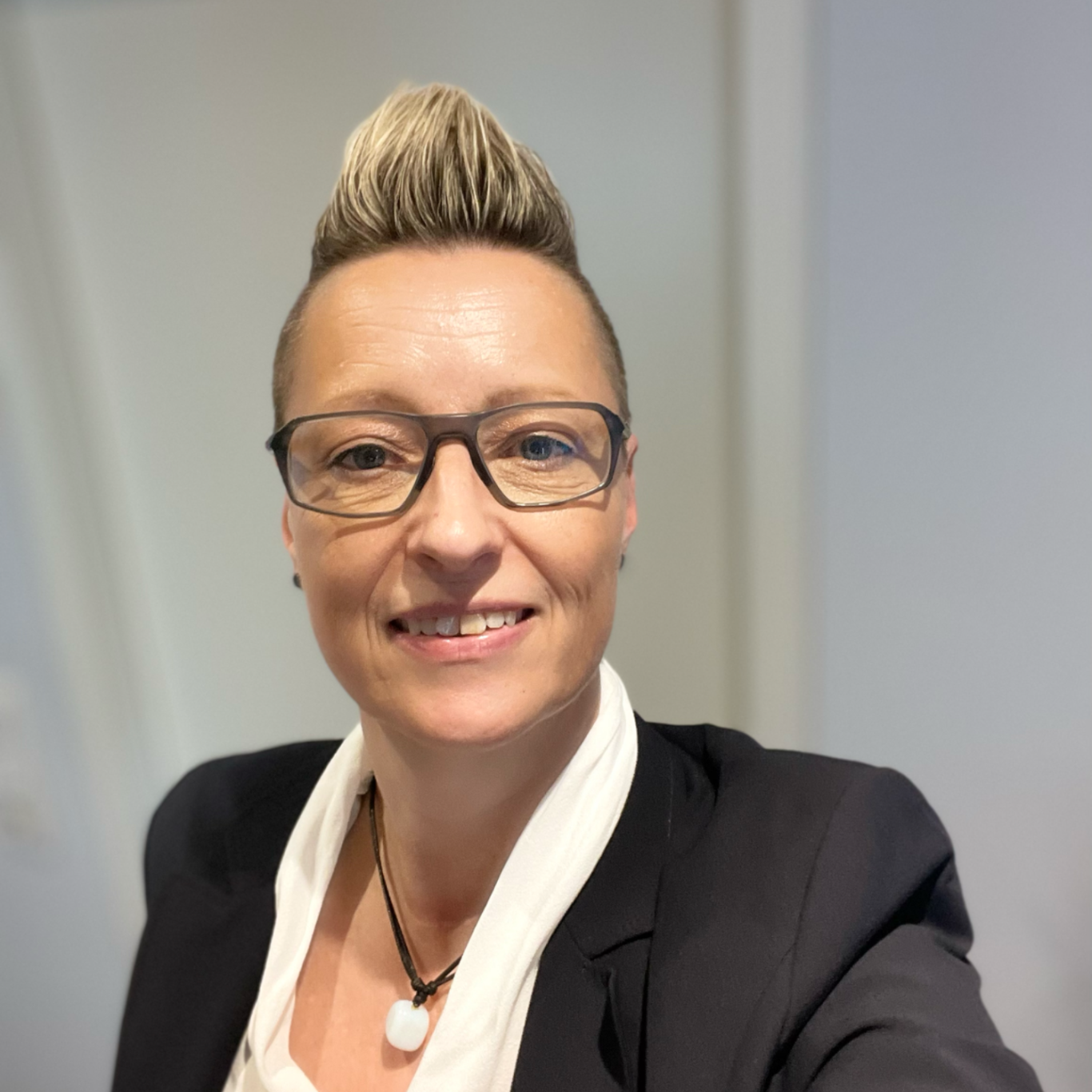 Marion Selman Rummel, Coach für Frauen in Saarbrücken, lächelt freundlich in die Kamera auf ihrer Über-mich-Seite.